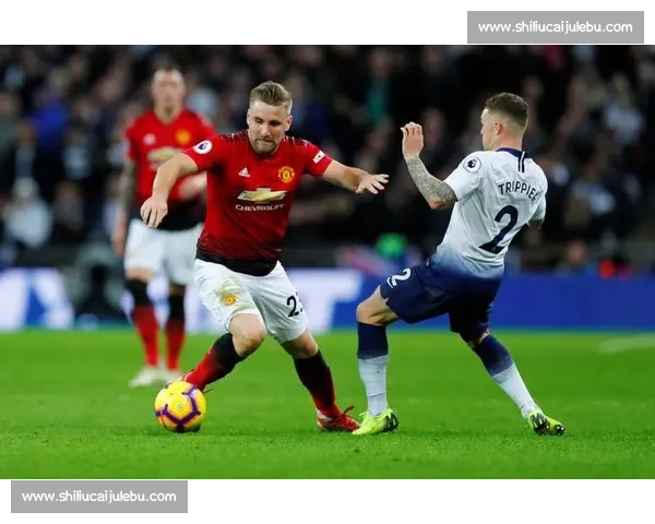 纽卡斯尔二比一击败曼联比赛比分引发英超格局新讨论焦点之夜球迷热议